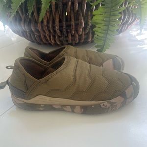 NWOT Caterpillar T1423 Slip on shoes removable outsole Water Repellant unisex